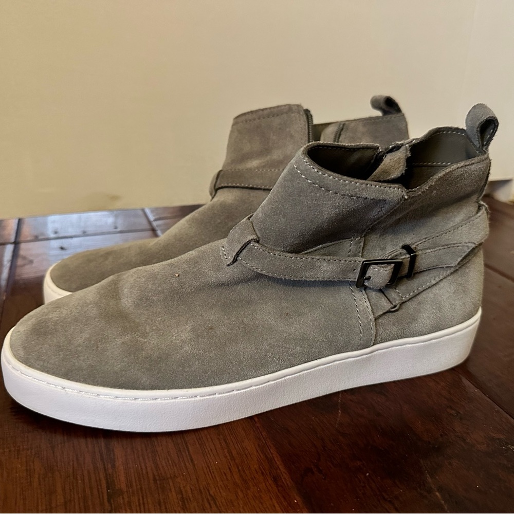 Vionic grey bootie. Missing the vionic insole but only worn once.